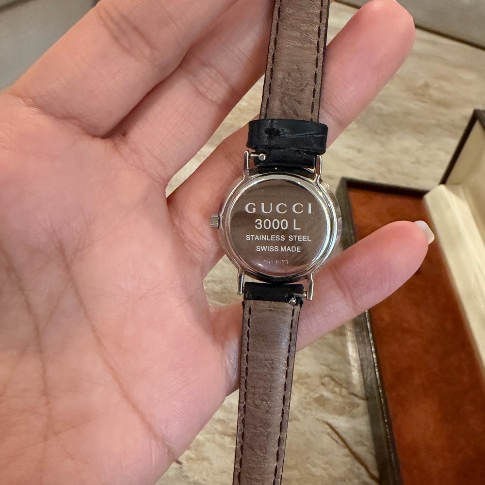 Vintage Gucci Black Leather Strap Silver-Tone Dial Watch - Picture 4 of 5